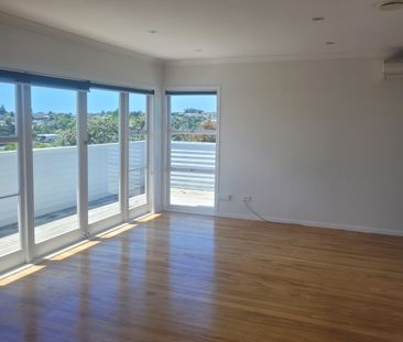 Beautiful light and bright home in Northcote. - Photo 6