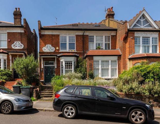 Located on the top floor of a period conversion close to Muswell broadway - Photo 1