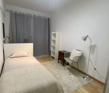 Room in a shared 4-bedroom apartment for rent in Almada. - Foto 3