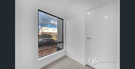 Brand New, Stylish Townhouse in Prime Westwood Estate Location! - Photo 2
