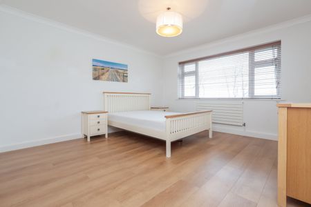 3 bed apartment to rent in Canford Court, Cliff Drive, BH13 - Photo 4