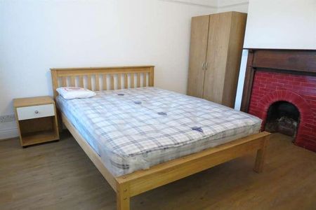 Bedroom Detached House In Charminster, BH8 - Photo 3