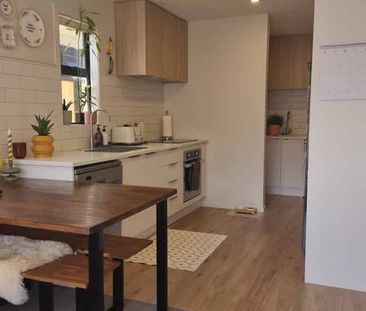 Tidy, Warm, Great Location - Photo 4