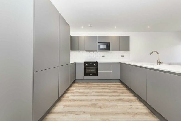 Gunnersbury Avenue, W5, London - Photo 1