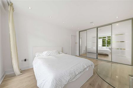 One bedroom apartment set on the first floor of a portered block - Photo 4