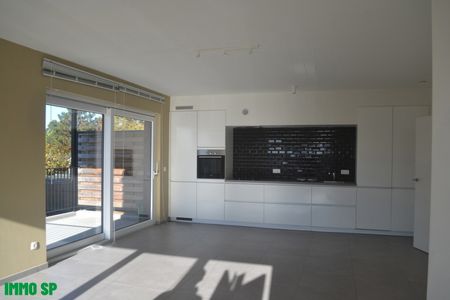 Centraal gelegen recent, lichtrijk appartement met 2 slaapkamers - Photo 3