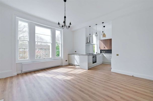 A spacious and light two bedroom apartment with wonderful high ceilings and off-street parking. - Photo 1