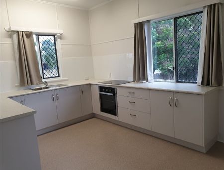 Charming Family Home in the Heart of Pimlico! - Photo 3