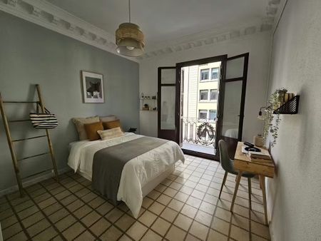 Plaça de Ramon Berenguer el Gran, Barcelona, Catalonia 08002 - Photo 4