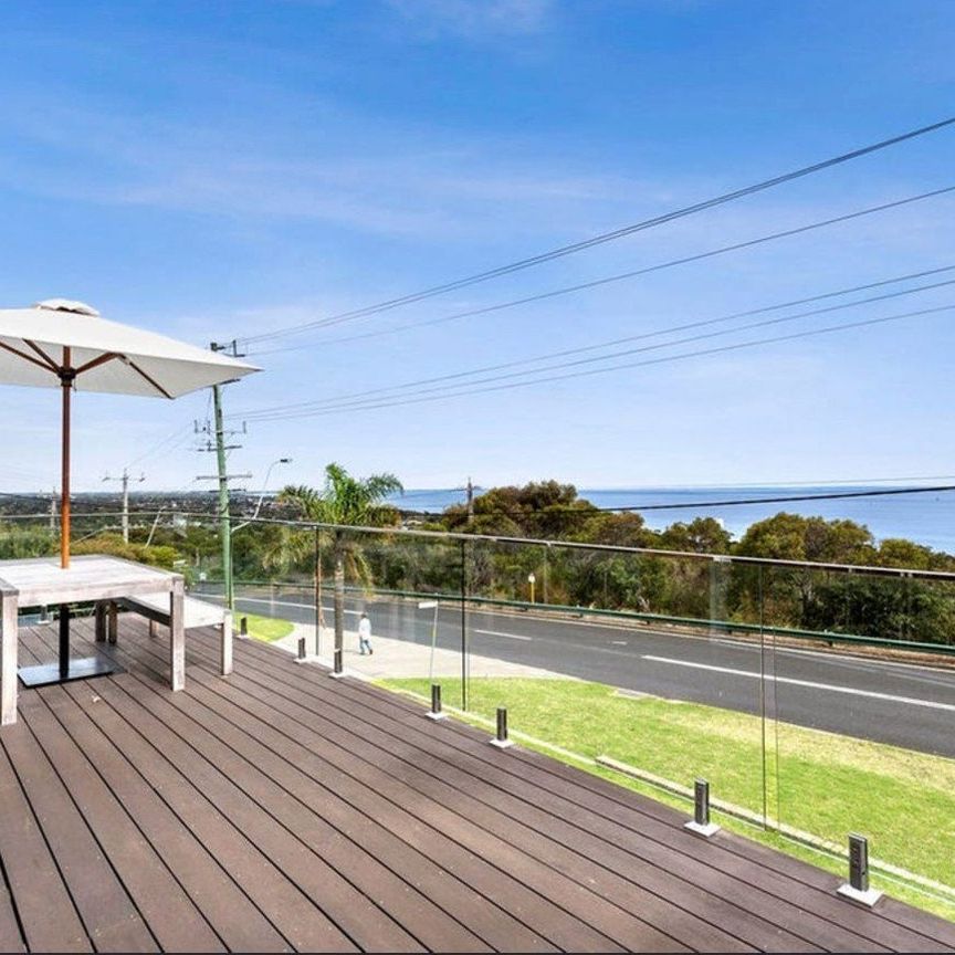 Great family home with superb coastal views! - Photo 1