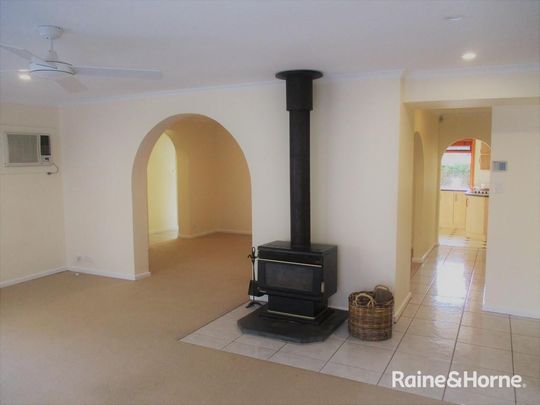 Spacious Family Home with Pool, including fortnightly servicing - Photo 1