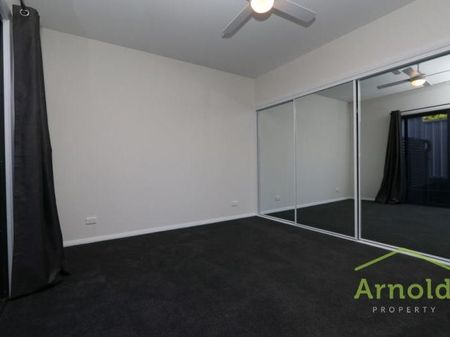 Thoughtfully designed 2-bedroom townhouse - Photo 5