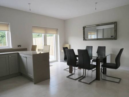 9 Woodbank Dublin Road Shankill Dublin 18, - Photo 2