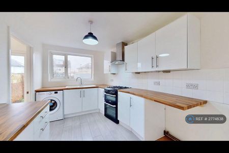 4 bedroom semi-detached house to rent - Photo 4