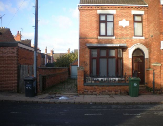 108 Paget Street - Off Street Parking & 4 Huge Doubles Loughborough - Photo 1