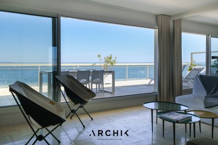Architecture de 1970, cet immeuble accueille en son 4ème et dernier étage avec ascenseur, un appartement traversant de 100 m2 et sa terrasse de 60 m2, offrant une vue panoramique sur le Bassin et la presqu'île du Cap Ferret. - Photo 3
