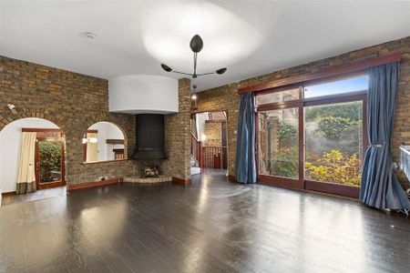 3 bedroom mews to rent - Photo 2