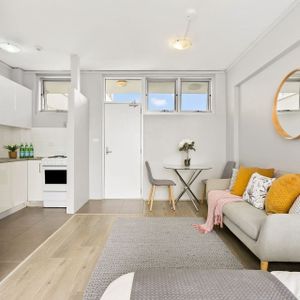 STUDIO APARTMENT WITH CITY SKYLINE VIEWS. - Photo 2