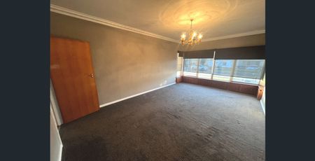 Spacious Family Home - Photo 2