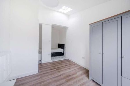 Goldbeaters Grove, Edgware, HA8 - Photo 2