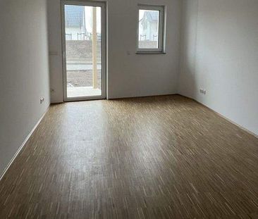 Hochwertiger Erstbezug! Neubau, schöne Terrasse, modernes Bad, Fußb... - Foto 1