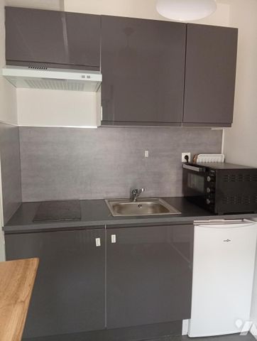 A LOUER STUDIO en HYPER CENTRE de REIMS - PROCHE TRAMWAY - CATHEDRALE - RUE DE VESLE - Photo 4