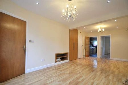 Cranford Avenue, Stanwell, TW19 - Photo 2