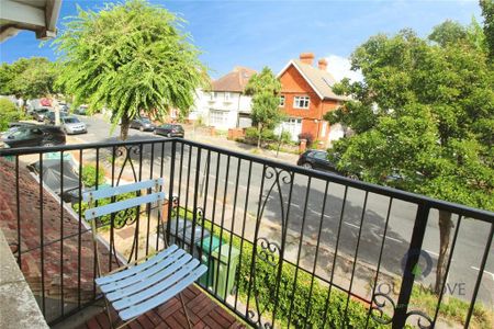 3 bedroom flat to rent - Photo 4