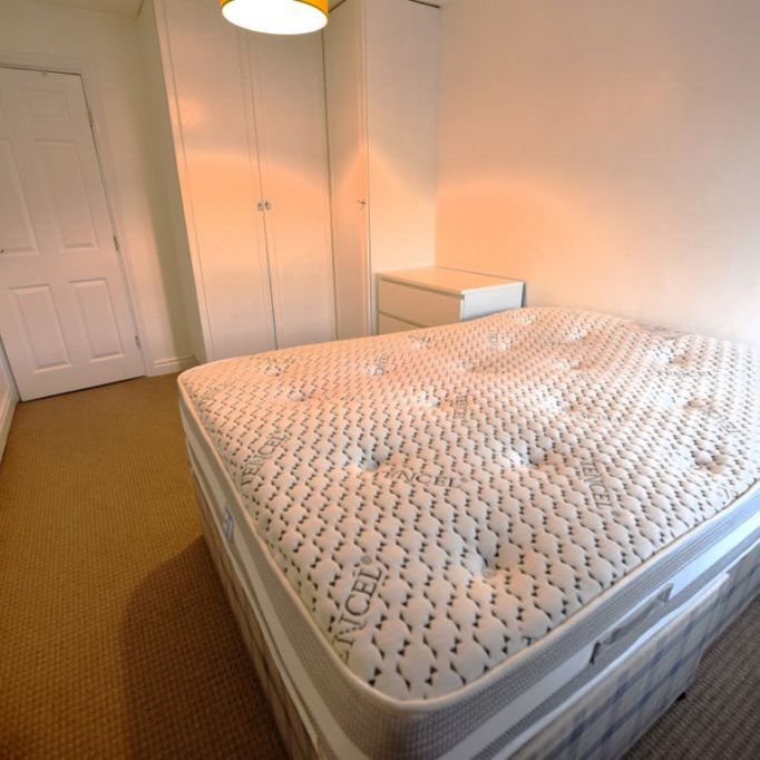 2 bedroom Flat in Riverside Court, Leeds - Photo 1