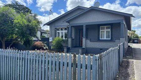 Fully fenced, Large bedrooms, Warm home - Photo 4