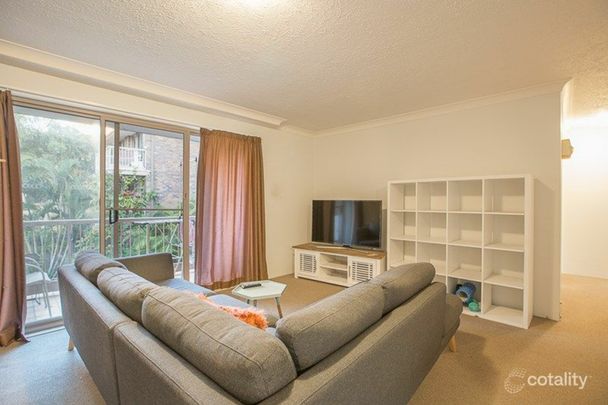Convenient Coastal Living - Surfers Paradise - Photo 1