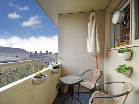 FANTASTIC 1 BEDROOM APARTMENT - Photo 4