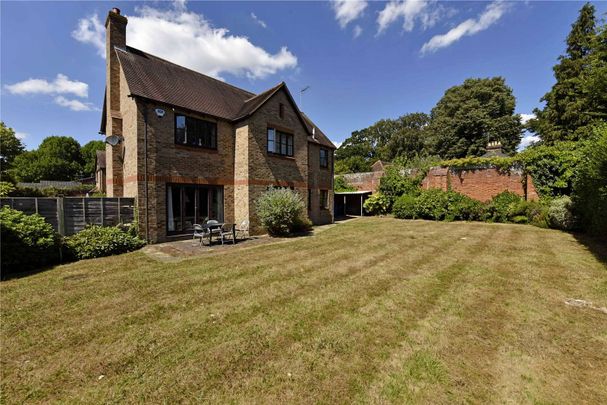 Modern five bedroom detached family houses in a cul-de-sac location - Photo 1