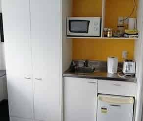 Queen size bed and pool - Photo 2