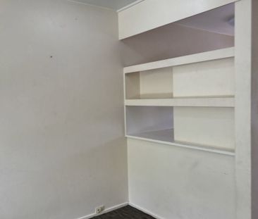 Ground Floor - 1 bedroom home in Ideal Location! - Unfurnished - Photo 3