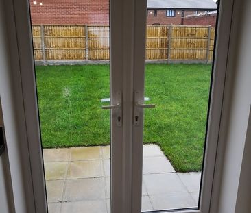 2 Bed Bungalow, Lomas Close, M5 - Photo 3