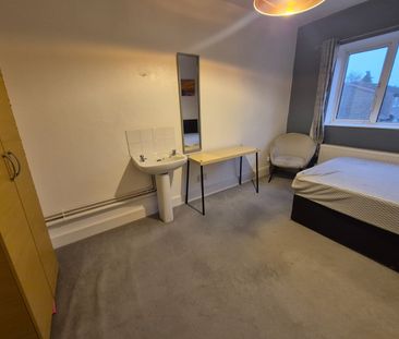 6 Bed Detached House, Hainault Road, E11 - Photo 5