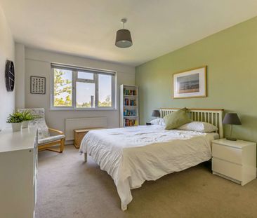 Contemporary and spacious two bedroom flat in prestigious West Putn... - Photo 6