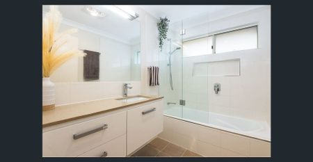 Well presented family home - Photo 3