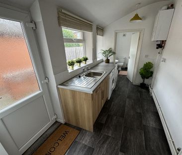 3 bedroom end of terrace house to rent - Photo 1
