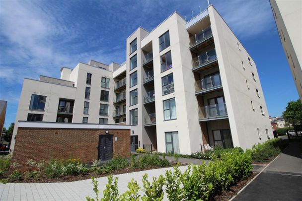 Manor Way, Borehamwood - Photo 1