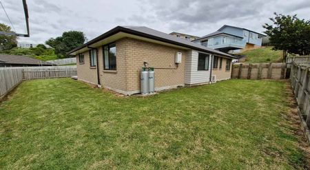 Modern, warm 4BR Home in Tuakau w/ Deck - Photo 5