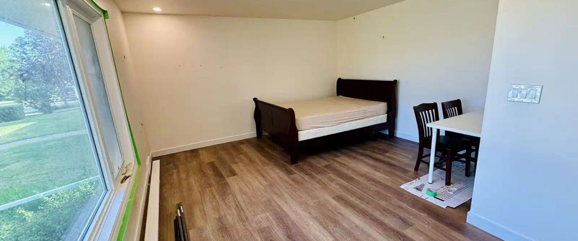 Bedroom with private bedroom in 3 bedrooms house (Female only) — 1 Bedroom Main Floor - Photo 1