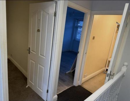 4 bedroom semi-detached house to rent - Photo 4