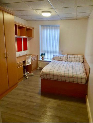 6 bedroom flat to rent - Photo 2