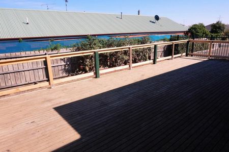 Spacious Family Home - Photo 2