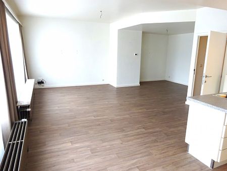 Ruim, gelijkvloers appartement met 2 slaapkamers, kelderberging en garage. - Foto 2