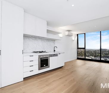 A spacious and light apartment in a prime location - Photo 1