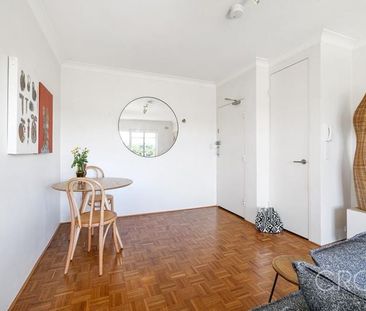 Fully Furnished One Bed Apartment With Parking - Photo 3