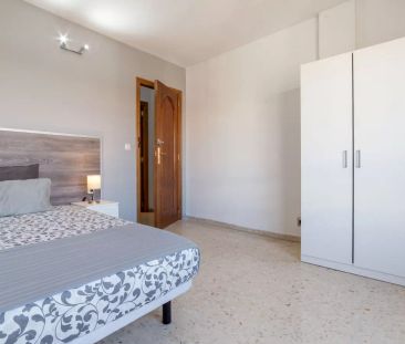 Room in a shared 5-bedroom apartment for rent in Albors - Photo 3